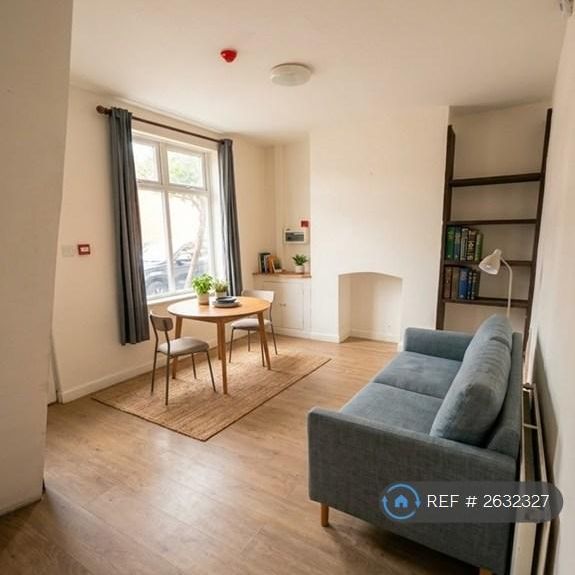 4 bedroom end of terrace house to rent - Photo 1