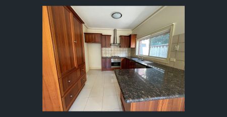 CHARMING FAMILY HOME WITH SPACE AND COMFORT - Photo 2