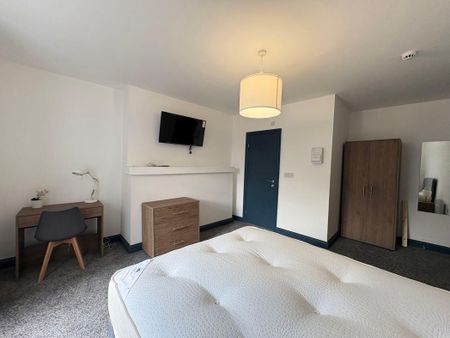 Beach Road - Room 11, South Shields, South Shields, Tyne and Wear, NE33 2LZ - Photo 3