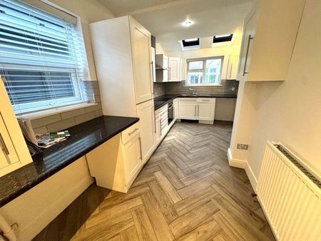 3 bedroom semi-detached house to rent - Photo 2