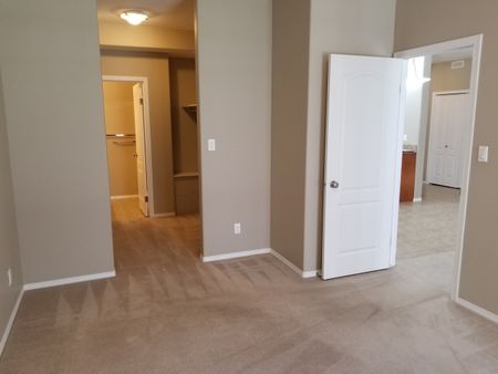 2 Beds & 2 Baths Modern Style Condo In University Heights Area - Photo 4