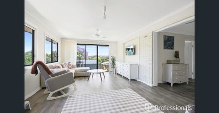 Modern Three Bedroom Abode - Photo 3