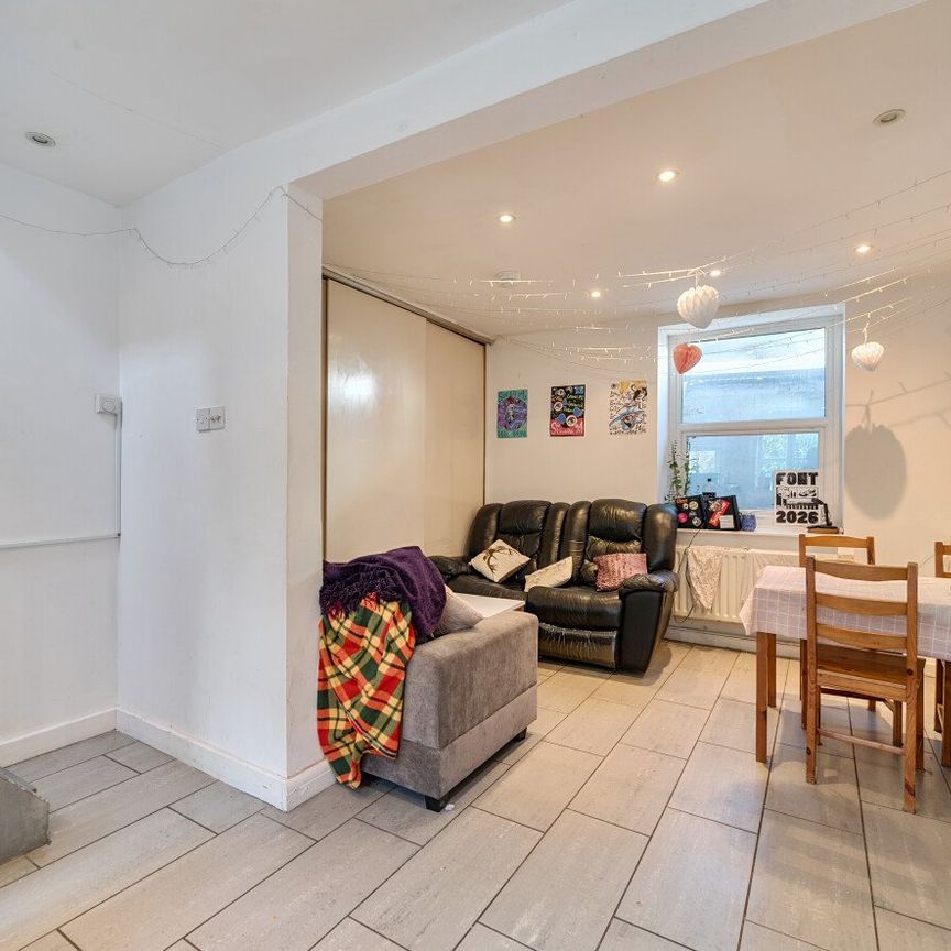 4 bedroom terraced house to rent - Photo 1
