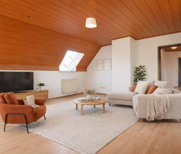 Helle Dachwohnung mit Tageslichtbad und Einbauküche - Foto 3