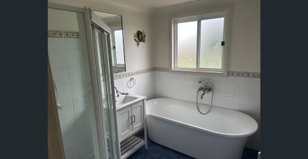 Three bedroom, two bathroom house in South - Photo 2