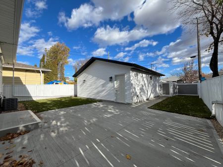 Spacious 4 Bedroom Home In Desirable Highlands – Character, Comfort & Convenience! - Photo 3