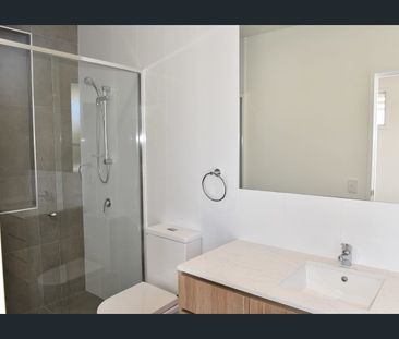 ultra-contemporary designed terrace house in central Robina, - Photo 2