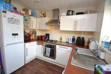 3 bed Semi-Detached House for Rent - Photo 5