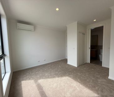 Modern Family Home in Wollert with 4 Bedrooms - Photo 5