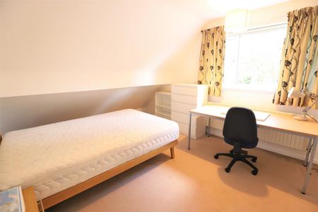 4 bedroom semi-detached house to rent - Photo 5