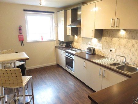 3 bedroom flat to rent - Photo 5