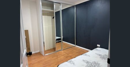 SPACIOUS DUPLEX - CENTRALLY LOCATED! Perfect Location, immaculate spacious - Photo 4