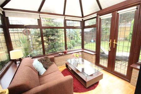 4 bedroom detached house to rent - Photo 3