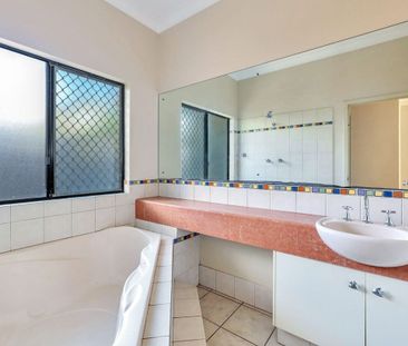 STUNNING FAMILY HOME WITH LARGE POOL - DURACK - Photo 1