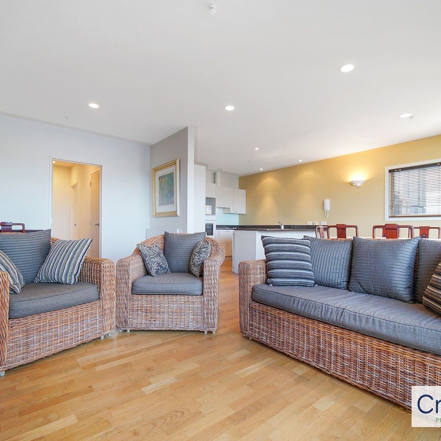 Spacious 3 bedroom 2 Bathroom apartment with amazing views and carpark . - Photo 1