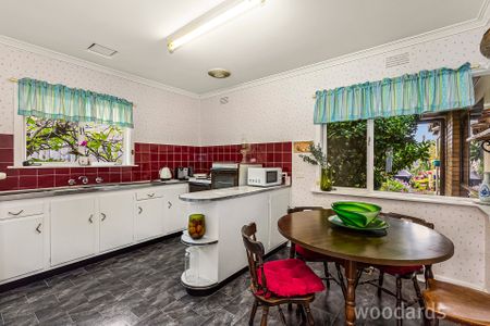 Substantial Home with Up to 4 Bedrooms & Retro Appeal - Photo 5