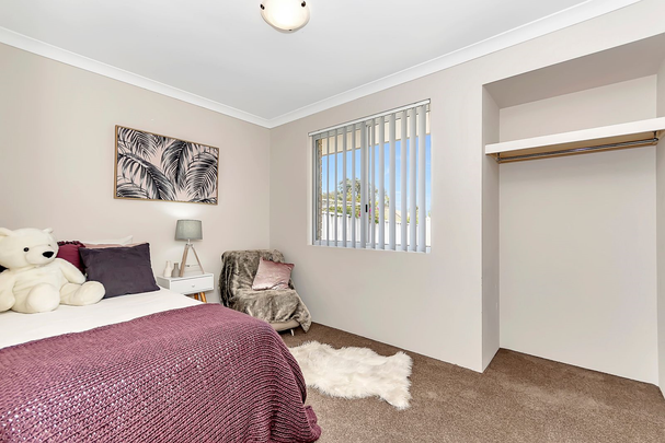 Gorgeous 4 x 2 Home ! - Photo 1