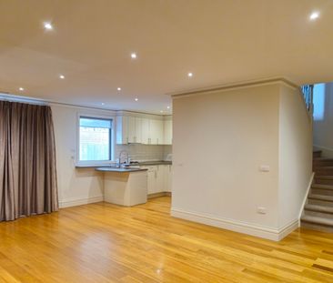 QUALITY AND STYLE WITH AN ENTERTAINERS EDGE - Photo 4