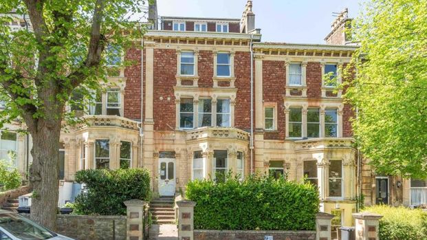 A well-proportioned and light 2 bedroom top floor flat tucked away on Hanbury Road equidistant to nearby Whiteladies Road and Clifton Village. - Photo 1
