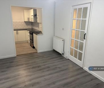 4 bedroom semi-detached house to rent - Photo 1