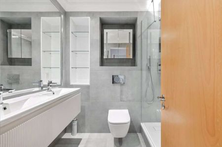 Bright and spacious one double bedroom apartment right in the heart of London's very own oasis; St Katharine Docks. - Photo 4