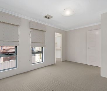 Stylish & Spacious Townhouse! - Photo 4