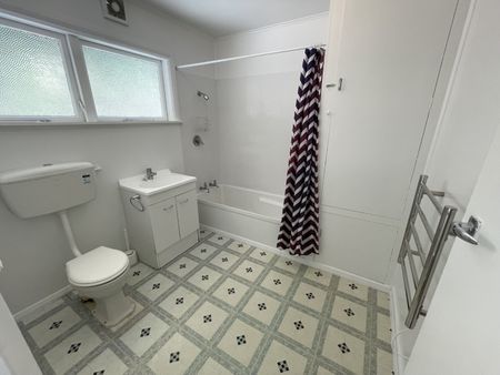 3 Bedrooms in Melrose - Photo 2