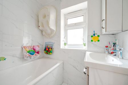 3 bedroom semi-detached house to rent - Photo 4