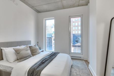240 Rue Notre-Dame O, Montréal, QC - Photo 2