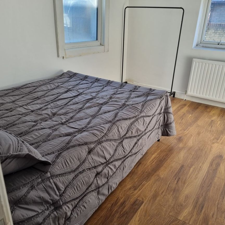 5 Bed Terraced House, Durham Road, E16 - Photo 1