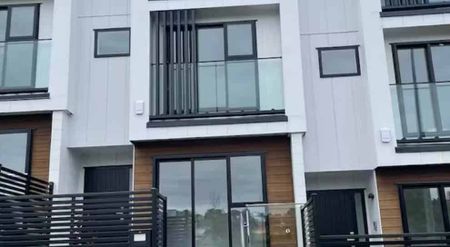 Superior 3-Bedroom Townhouse in the Heart of O... - Photo 4