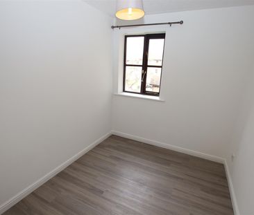 2 bedroom Flat to let - Photo 3