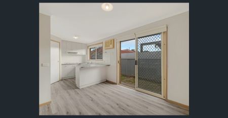 Spacious Townhouse - Photo 5