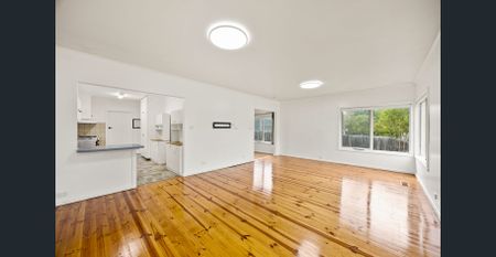 Freshly Painted, Spacious & Stylish Family Home in Prime Location - Photo 2