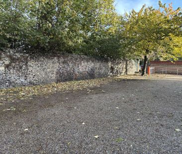 Ground floor 2 bedroom flat with parking situated close to the Cath... - Photo 6