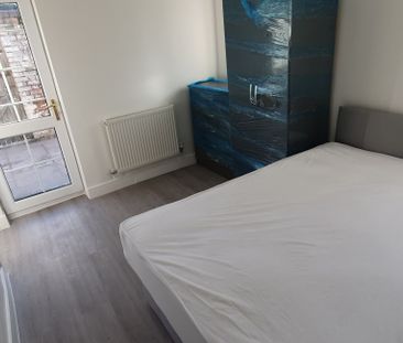 Flat 2, 167 Richmond Road, Roath, Cardiff, CF24 3BT - Photo 4