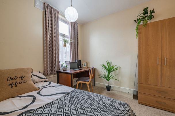 Headingley Avenue, Leeds - Photo 1