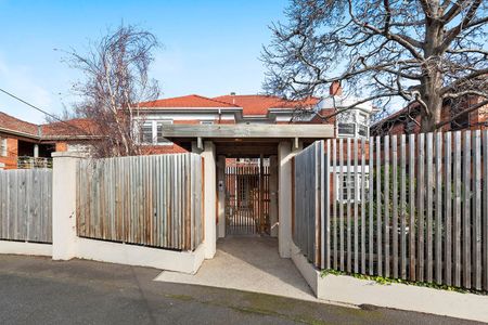 Art Deco Living in a quiet Cul-de-sac - Photo 3