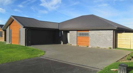 Stylish living with plenty of space! - Photo 4