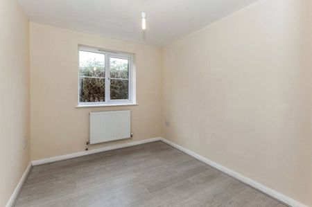 Town Lane, Stanwell, Staines-upon-Thames, Surrey, TW19 7BZ - Photo 2