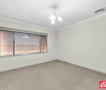 4 BEDROOM HOME ON HUGE BLOCK! - Photo 1