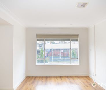 TOP FLOOR APARTMENT! - Photo 2