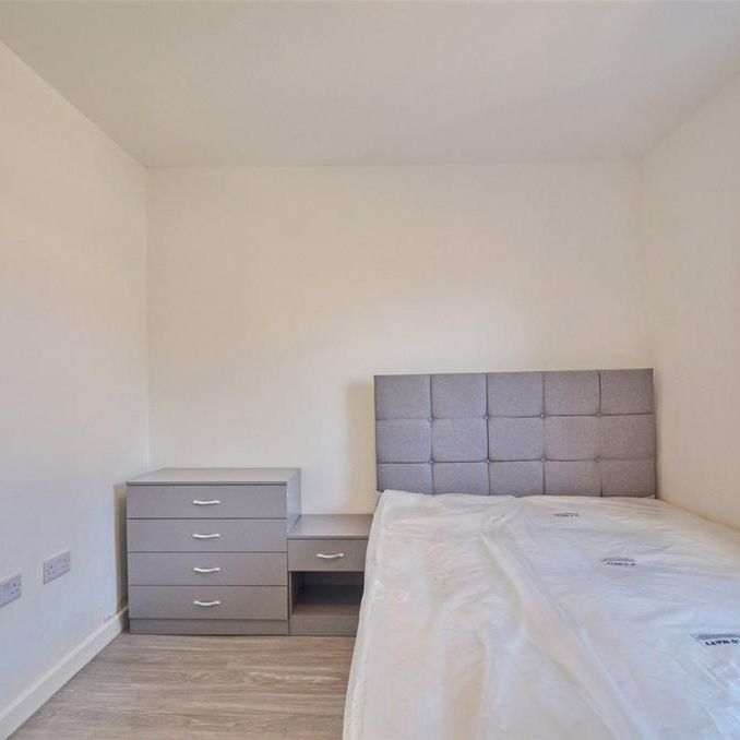 6 bedroom semi-detached house to rent - Photo 1