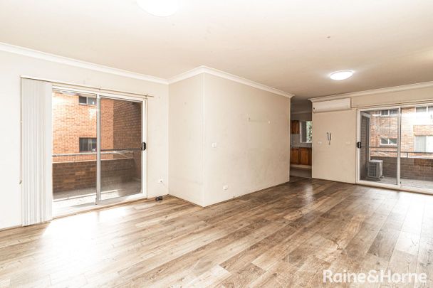 Two Bedroom Apartment With Great Location! - Photo 1