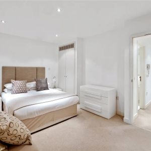 2 bedroom flat in Mayfair - Photo 2