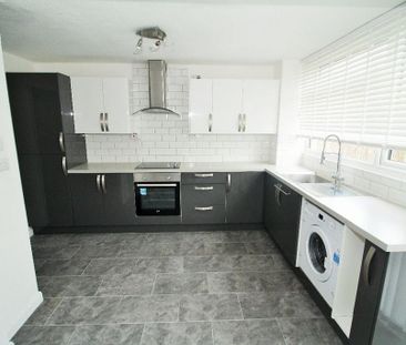 2 bedroom end of terrace house to rent - Photo 4