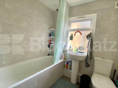 Superbly located three double bedroomed apartment - Photo 5