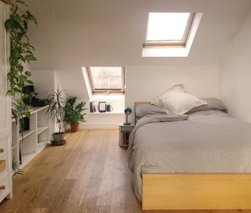 Large sunny double attic room with own bathroom. - Photo 3