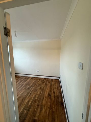 2 Bed Flat, Dore Avenue, E12 - Photo 3