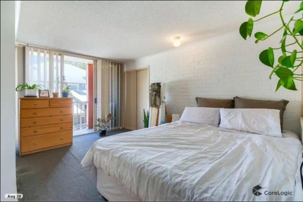“Studio Apartment in Highgate Hill” - Photo 1